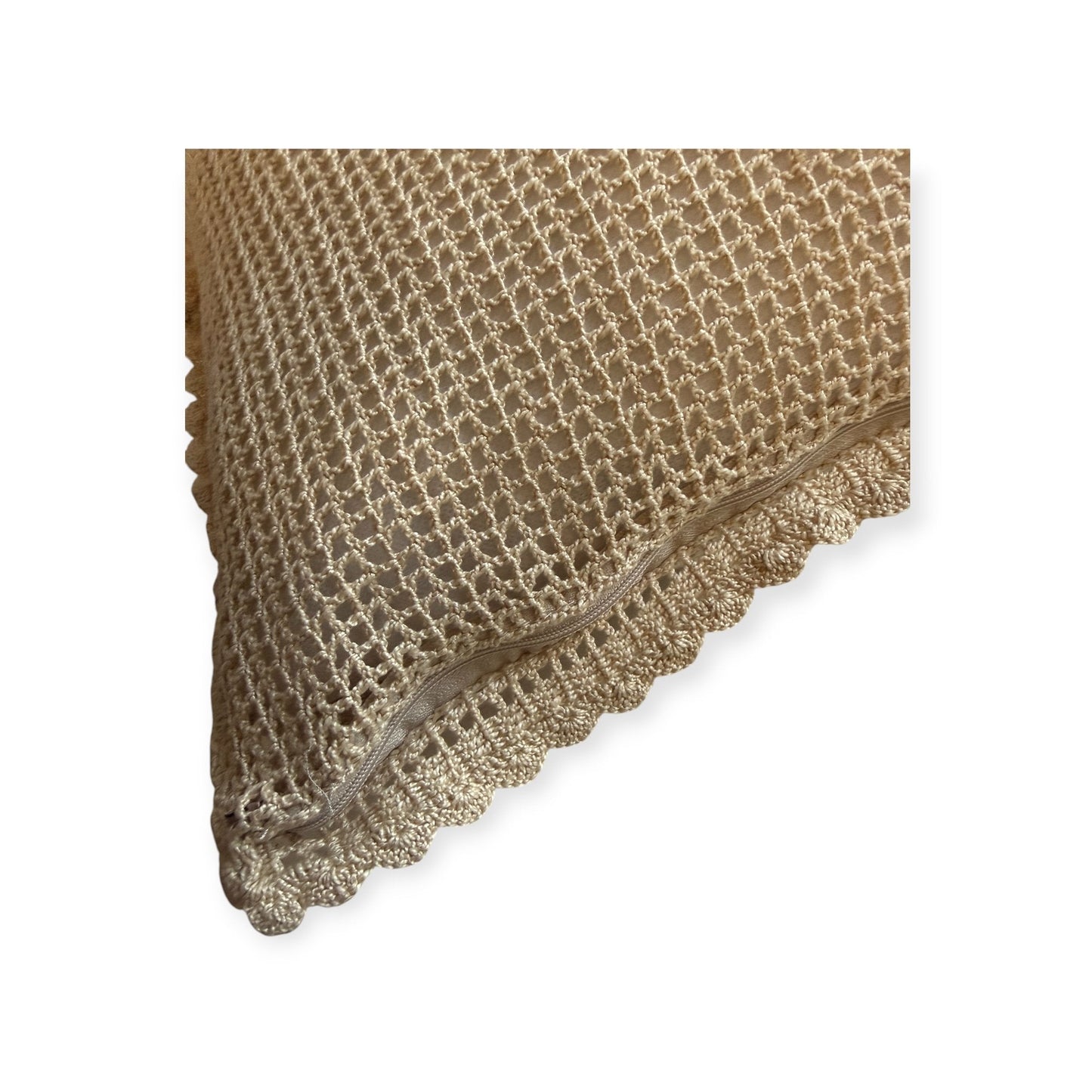 Virkattu tyynynpäällinen Perhonen - Lahja ja Sisustus Juuttisäkki -