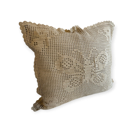 Virkattu tyynynpäällinen Perhonen - Lahja ja Sisustus Juuttisäkki -