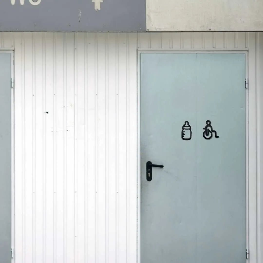 Puinen lastenhoitohuone - opaste | Tuttipullo - Lahja ja Sisustus Juuttisäkki