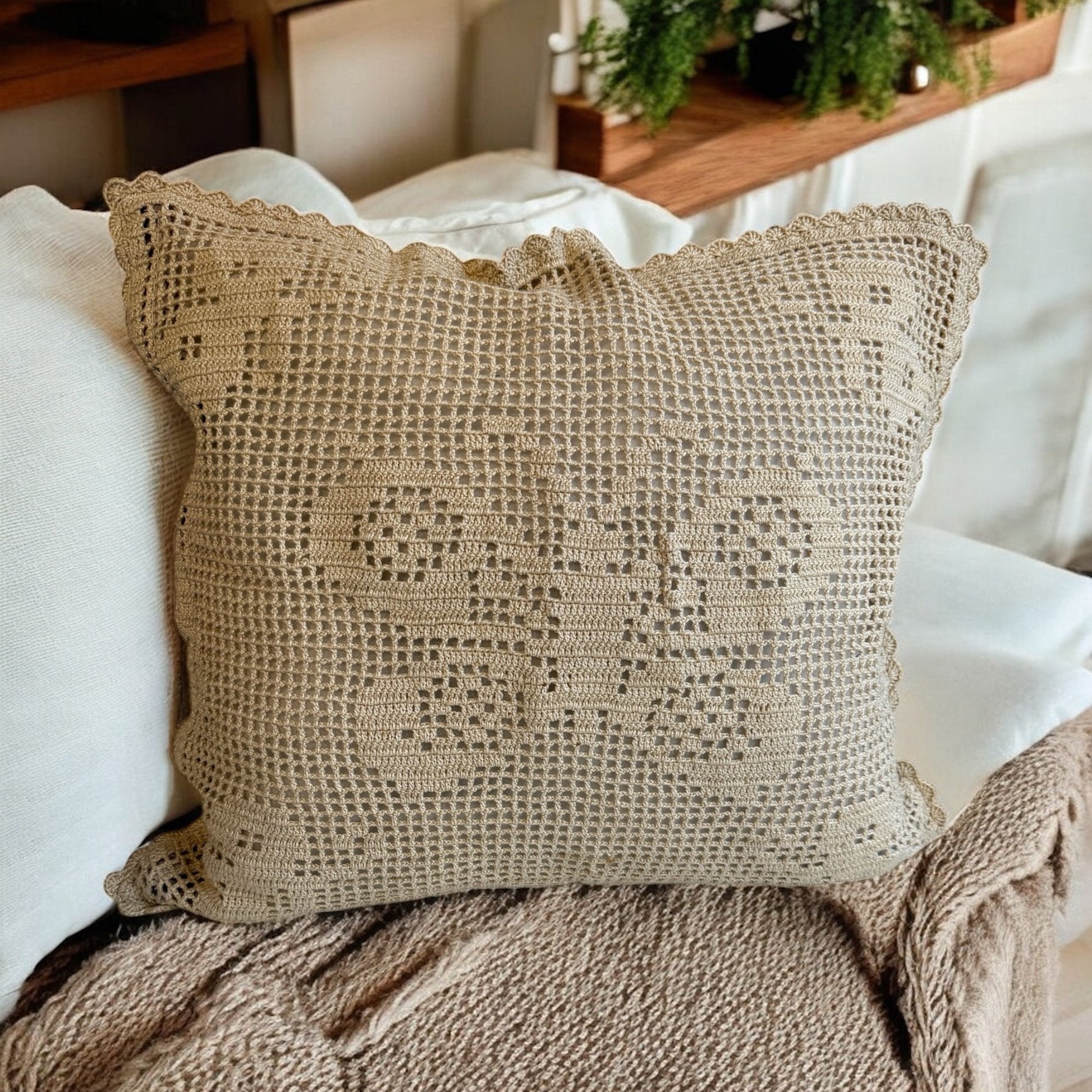 Virkattu tyynynpäällinen Perhonen - Lahja ja Sisustus Juuttisäkki - 