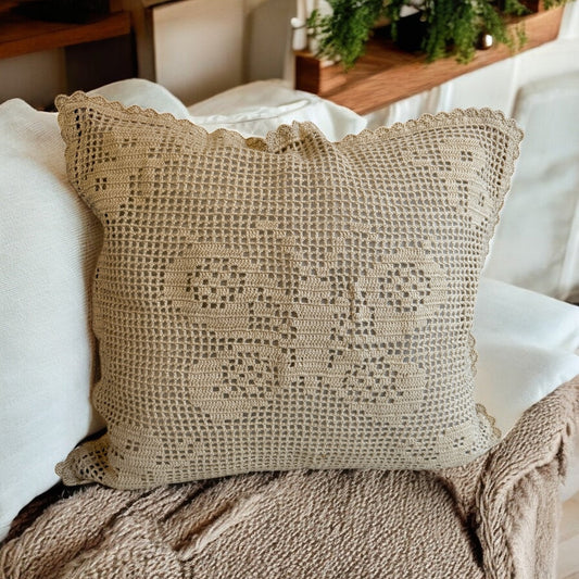 Virkattu tyynynpäällinen Perhonen - Lahja ja Sisustus Juuttisäkki - 