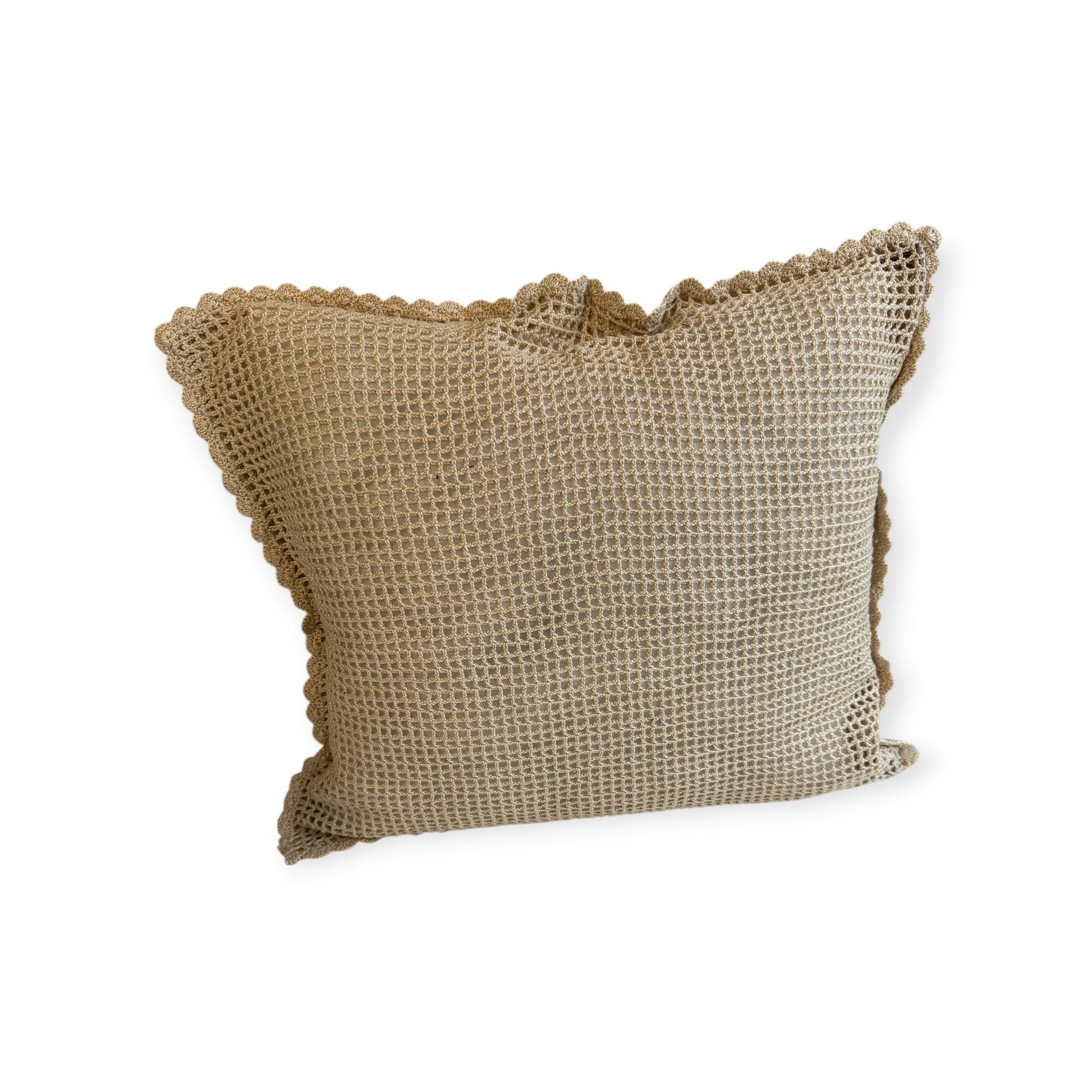 Virkattu tyynynpäällinen Perhonen - Lahja ja Sisustus Juuttisäkki - 