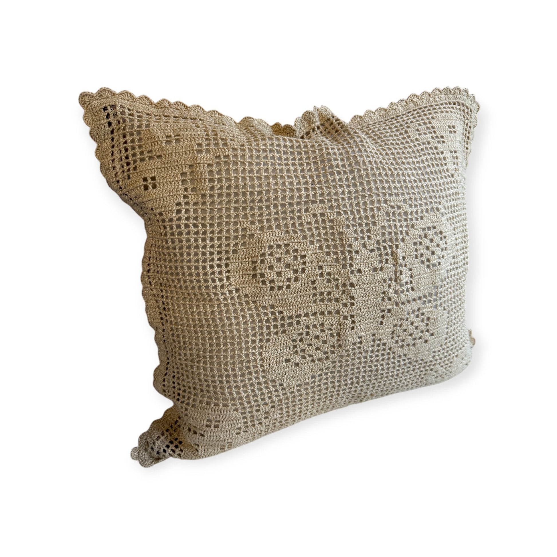 Virkattu tyynynpäällinen Perhonen - Lahja ja Sisustus Juuttisäkki - 